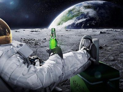 beers_outer_space_Moon_Earth_funny_spaceships_relaxing_Carlsberg_space_suits_cosmonaut_800x600.jpg